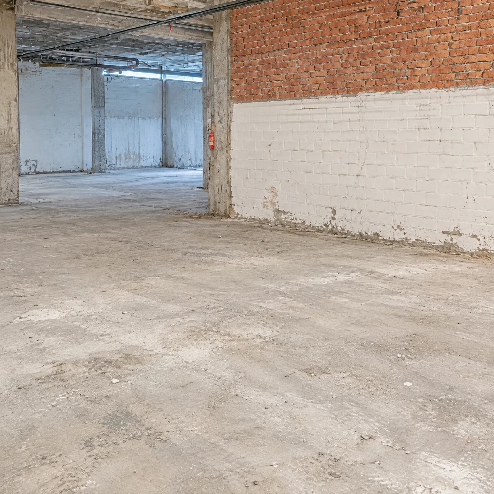 The restaurant hall before the works